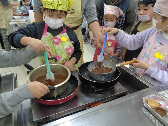 気を付けながらチョコを溶かす子どもたち