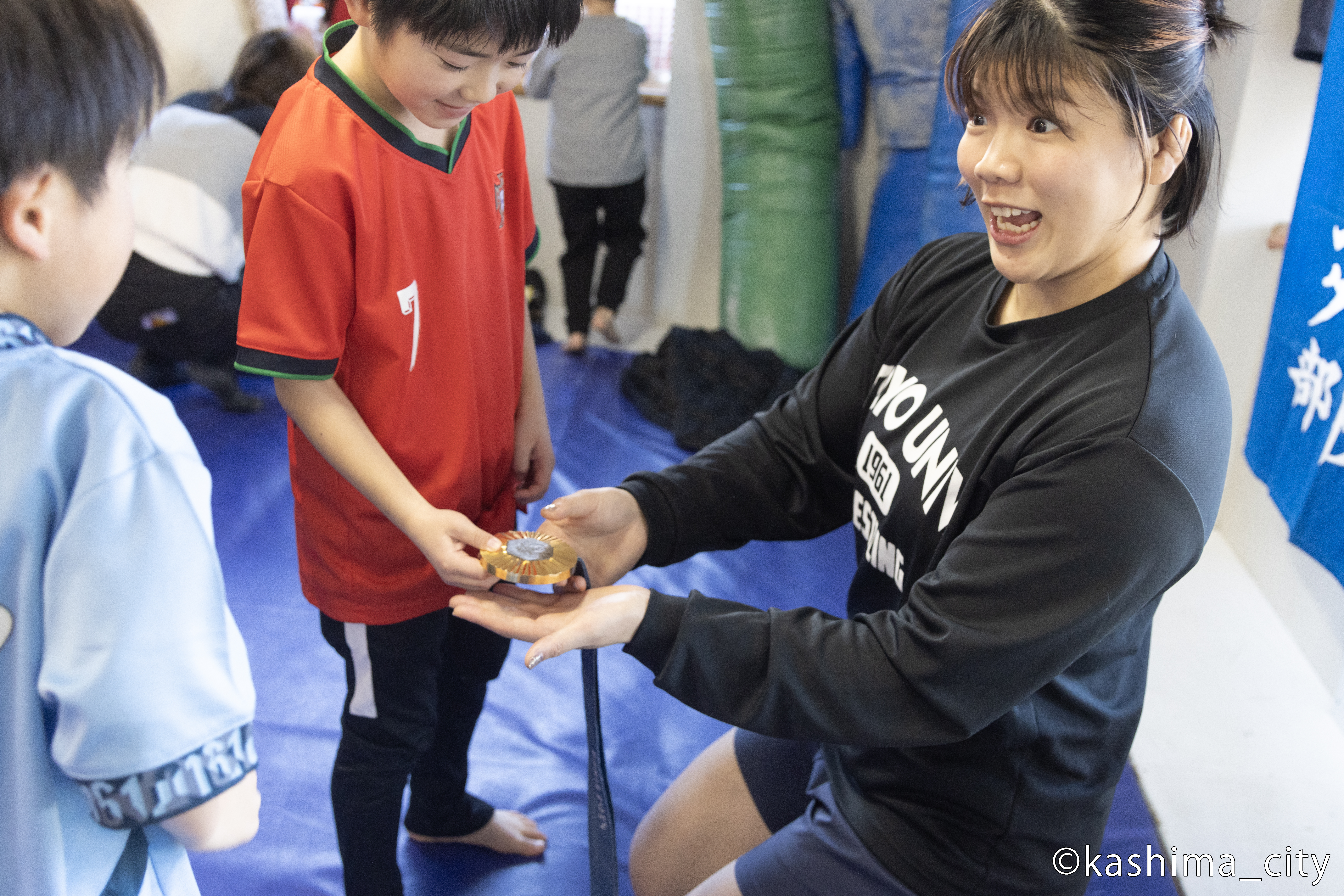 子どもと会話する鏡選手