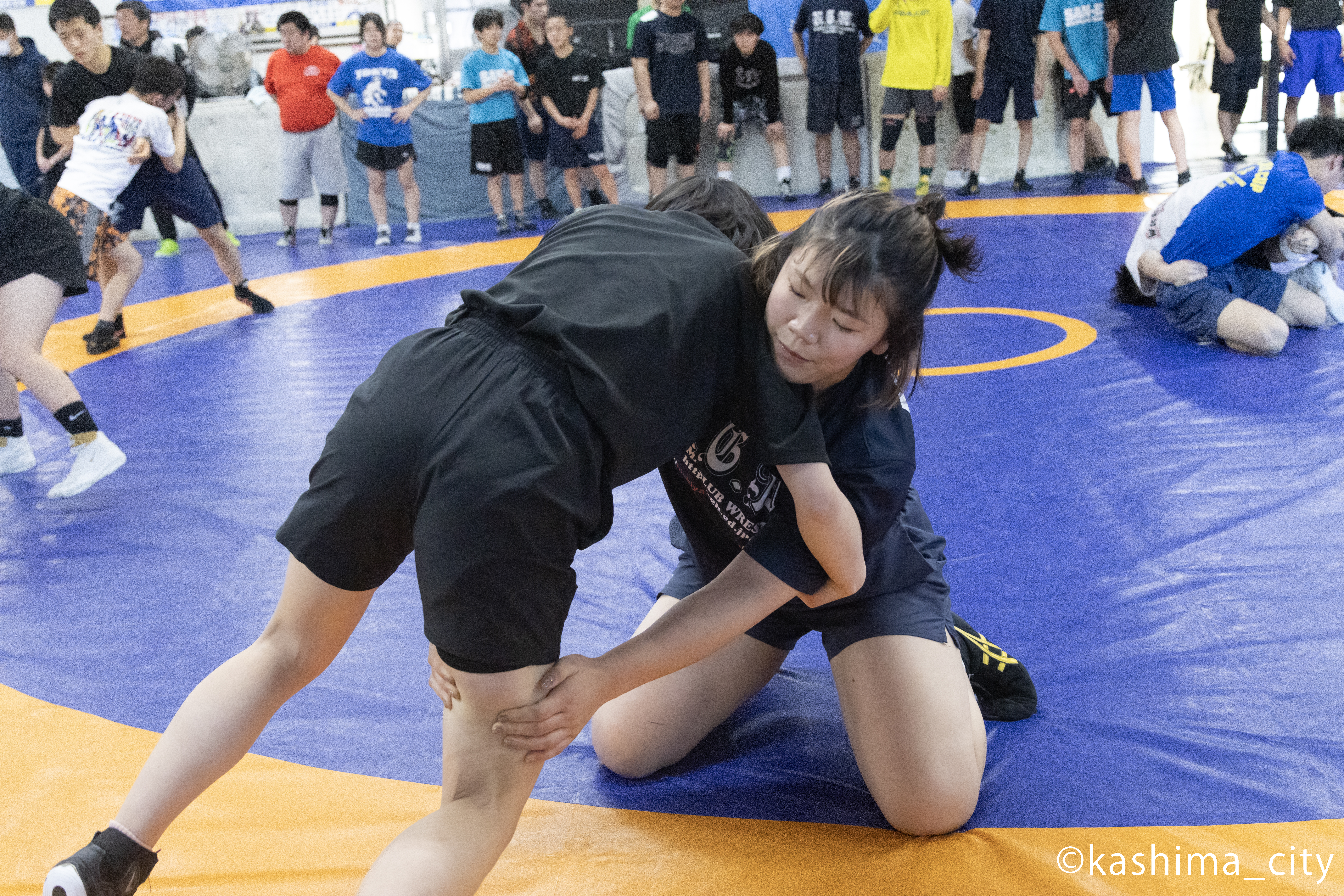 女子選手と組み合う鏡選手