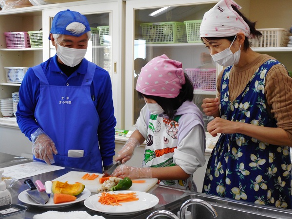 天ぷらに揚げる野菜を切っています。