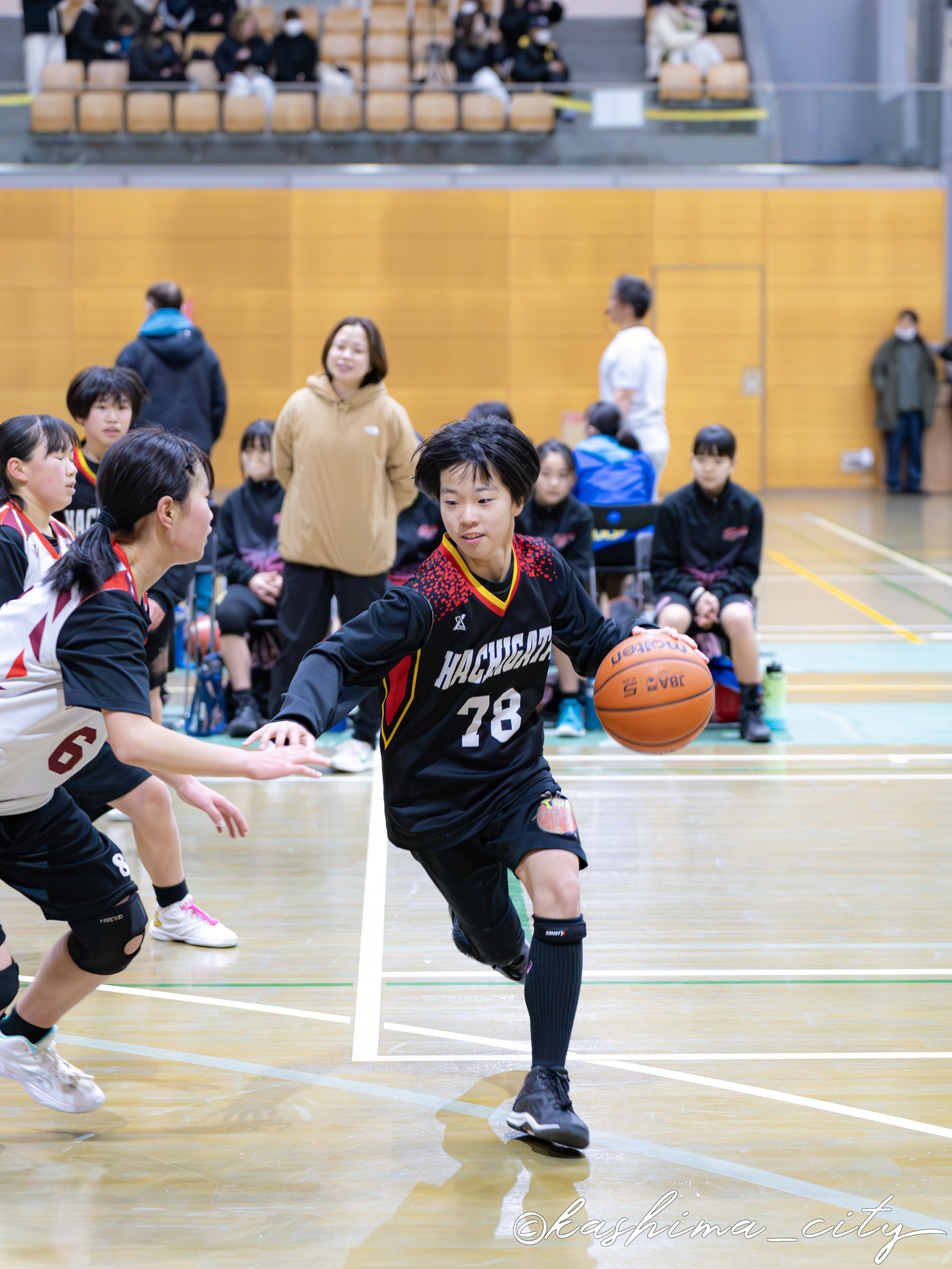 ドリブルする女子選手