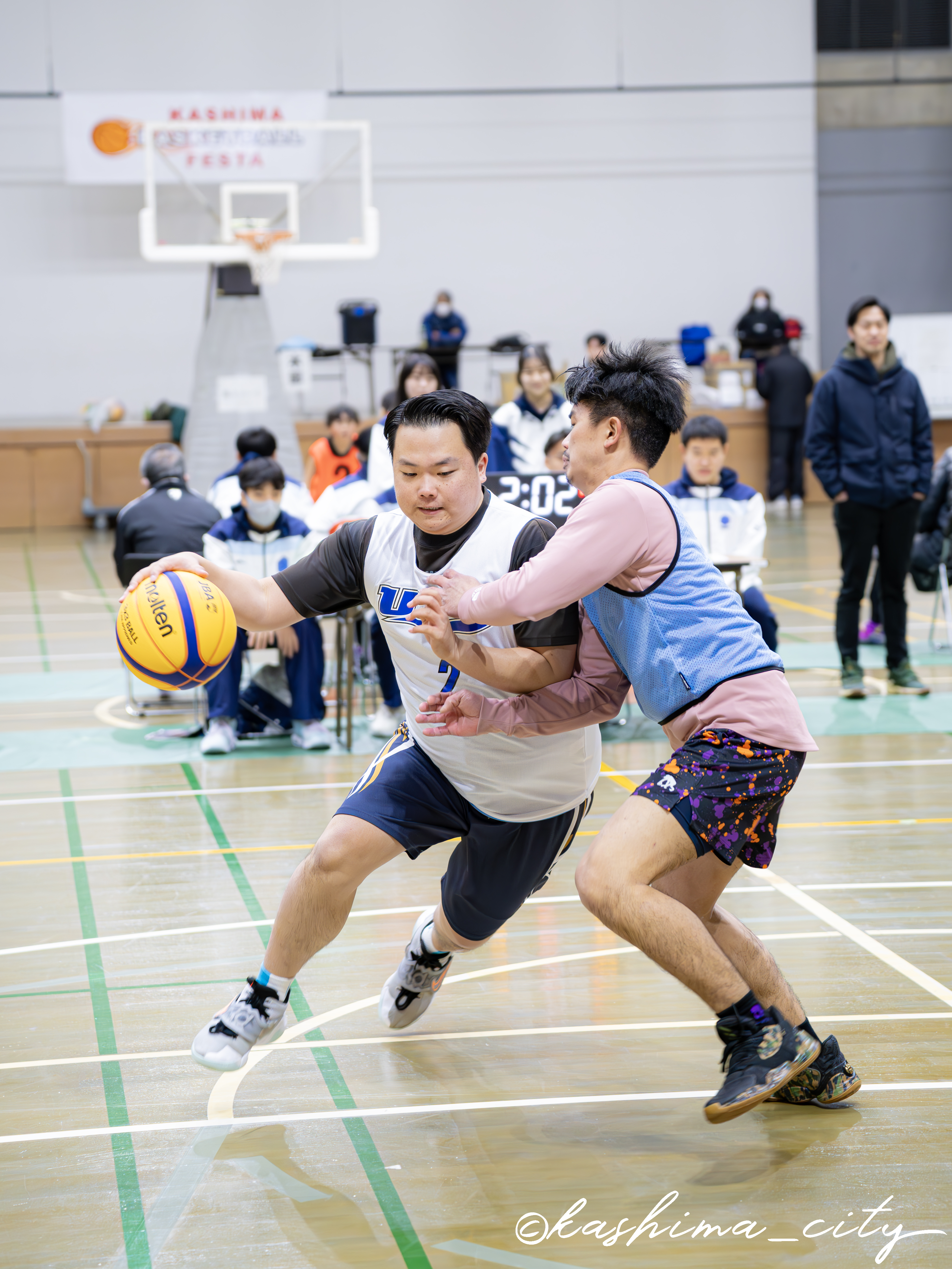 身体をぶつけ合う男性2人