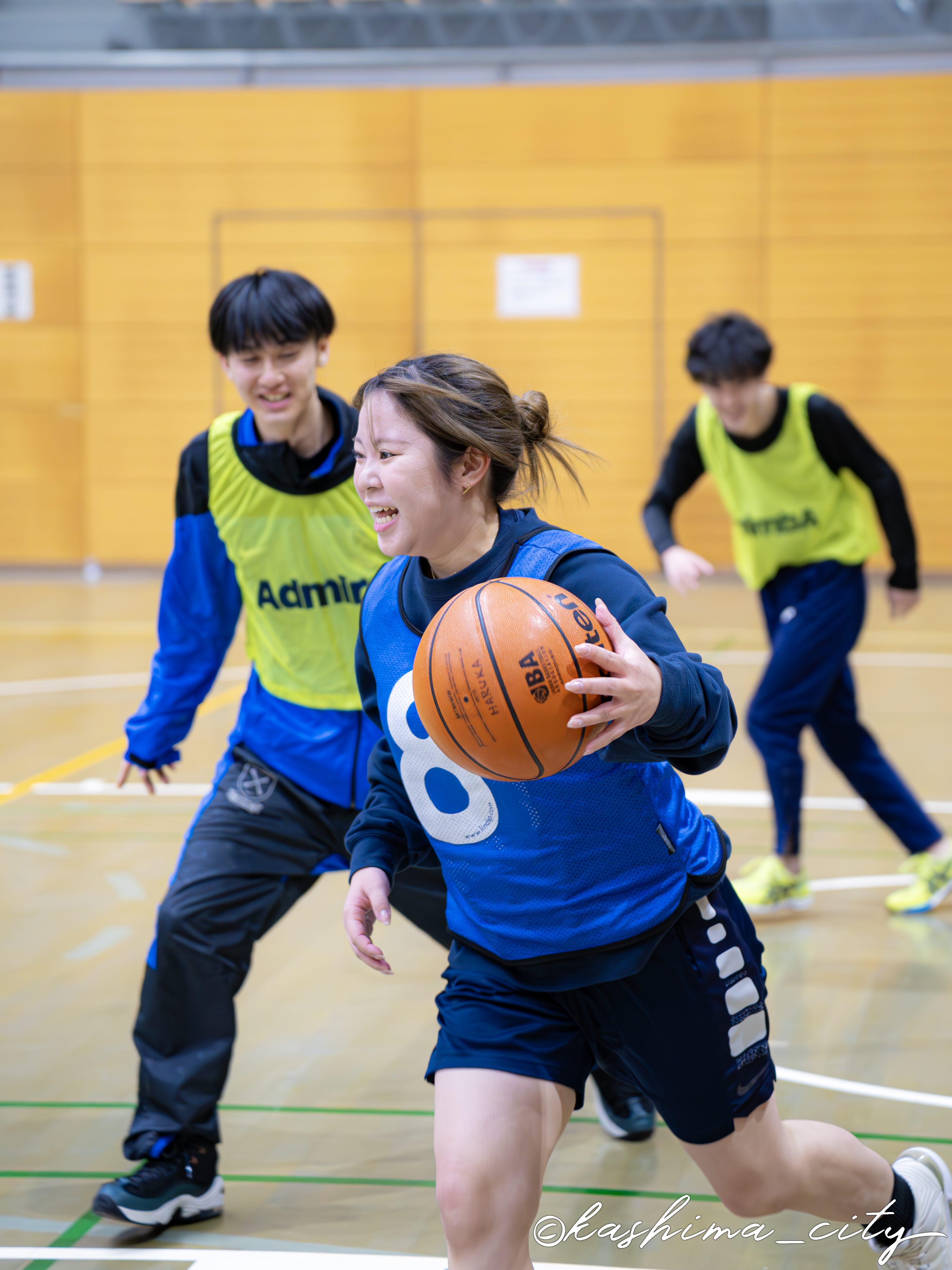 笑顔でドリブルする女性