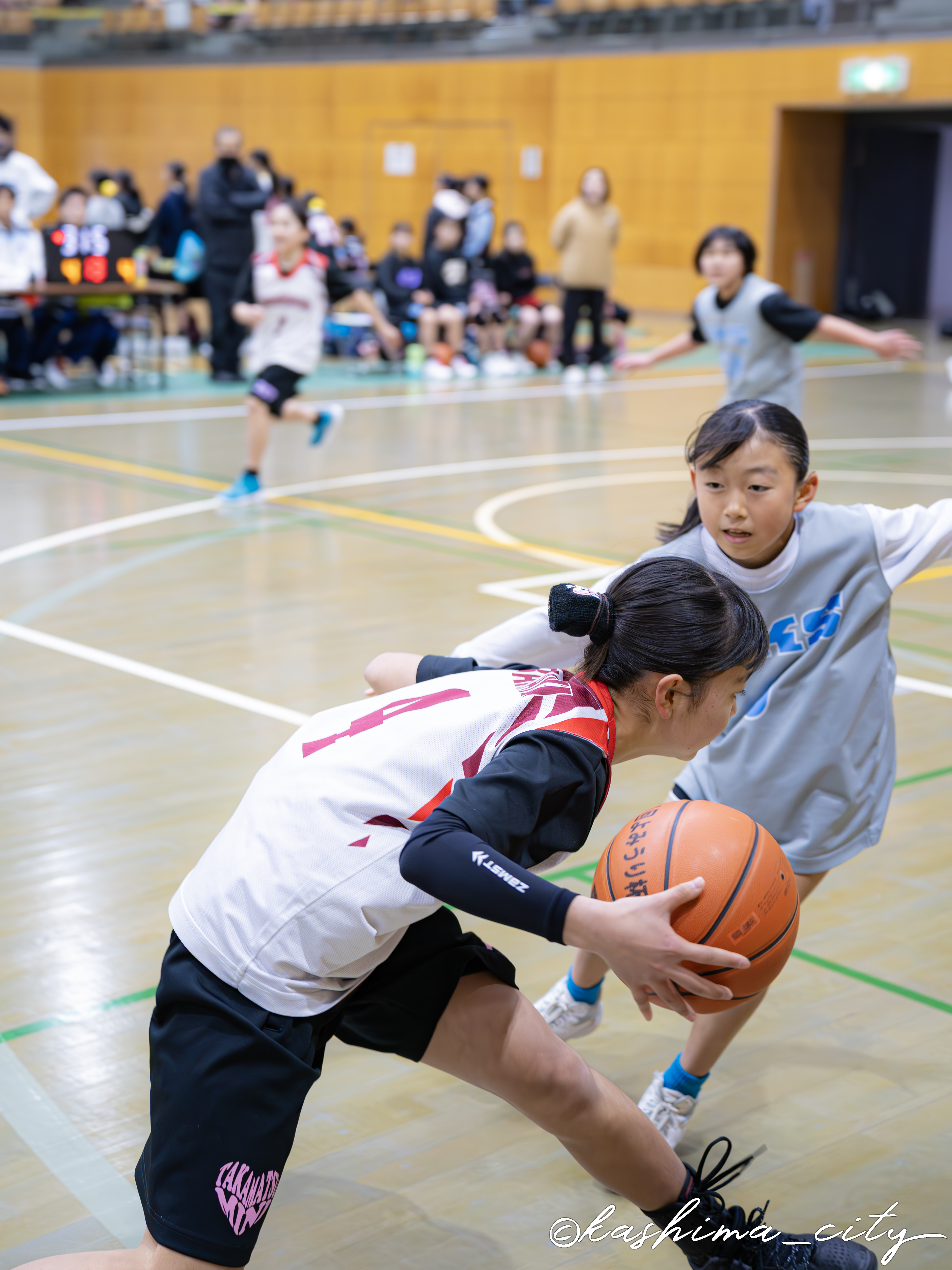 ドリブルでかわそうとする女子児童