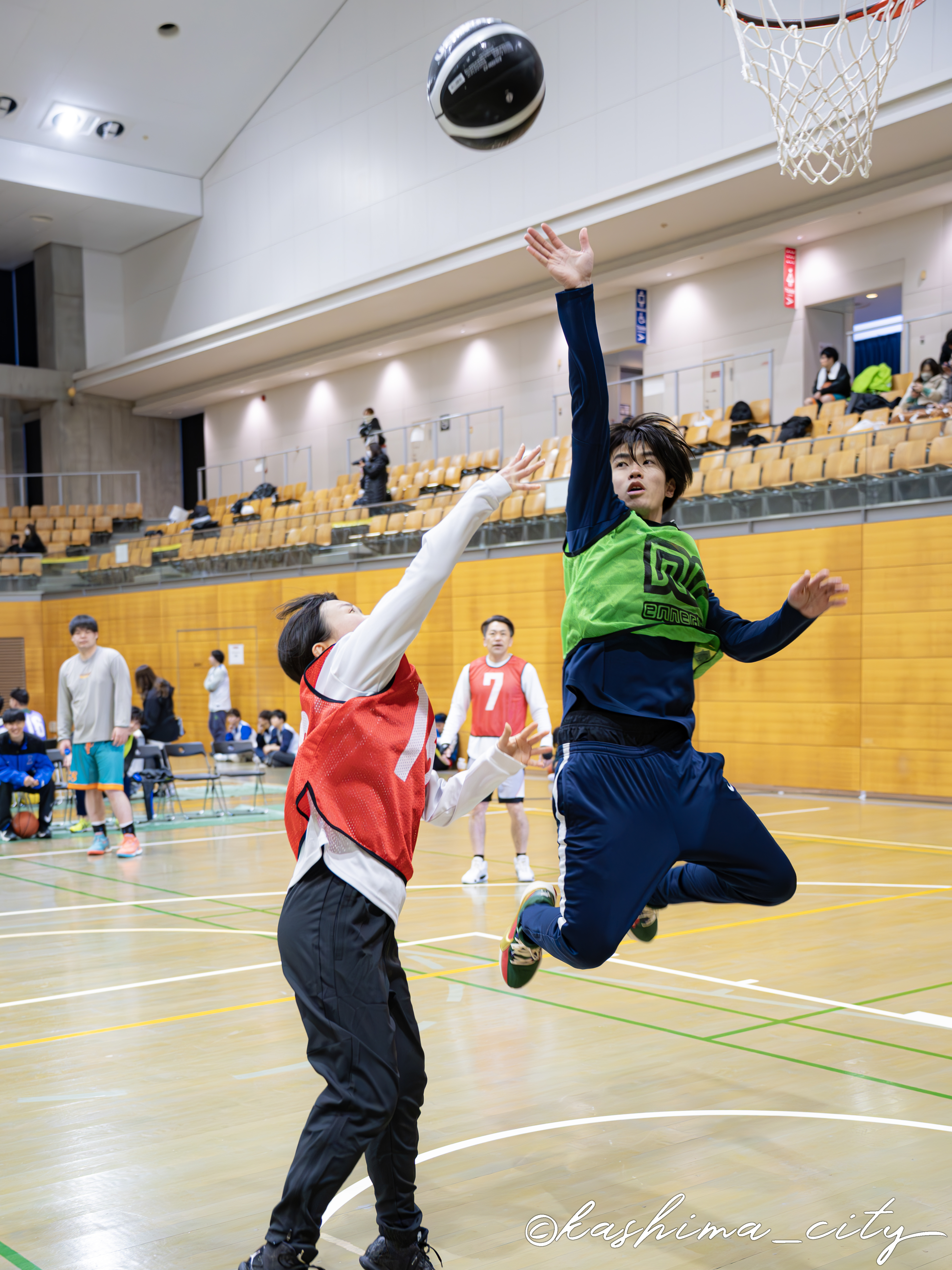 女性のシュートを止める男子選手