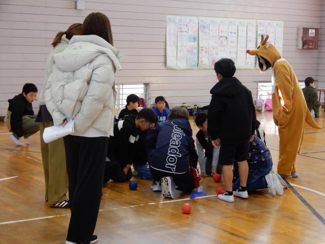 ボッチャをする子ども達