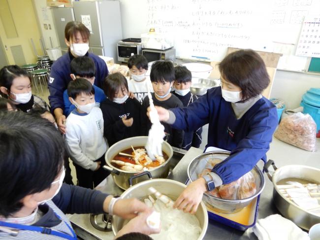 玉ねぎの皮を煮出したお湯に布を入れて色付けしているところ