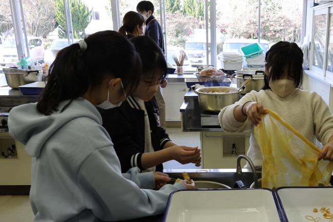 布に縛った輪ゴムや割りばしをほどくお手伝い