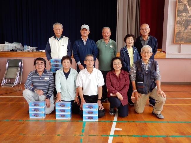 優勝チームで集合写真