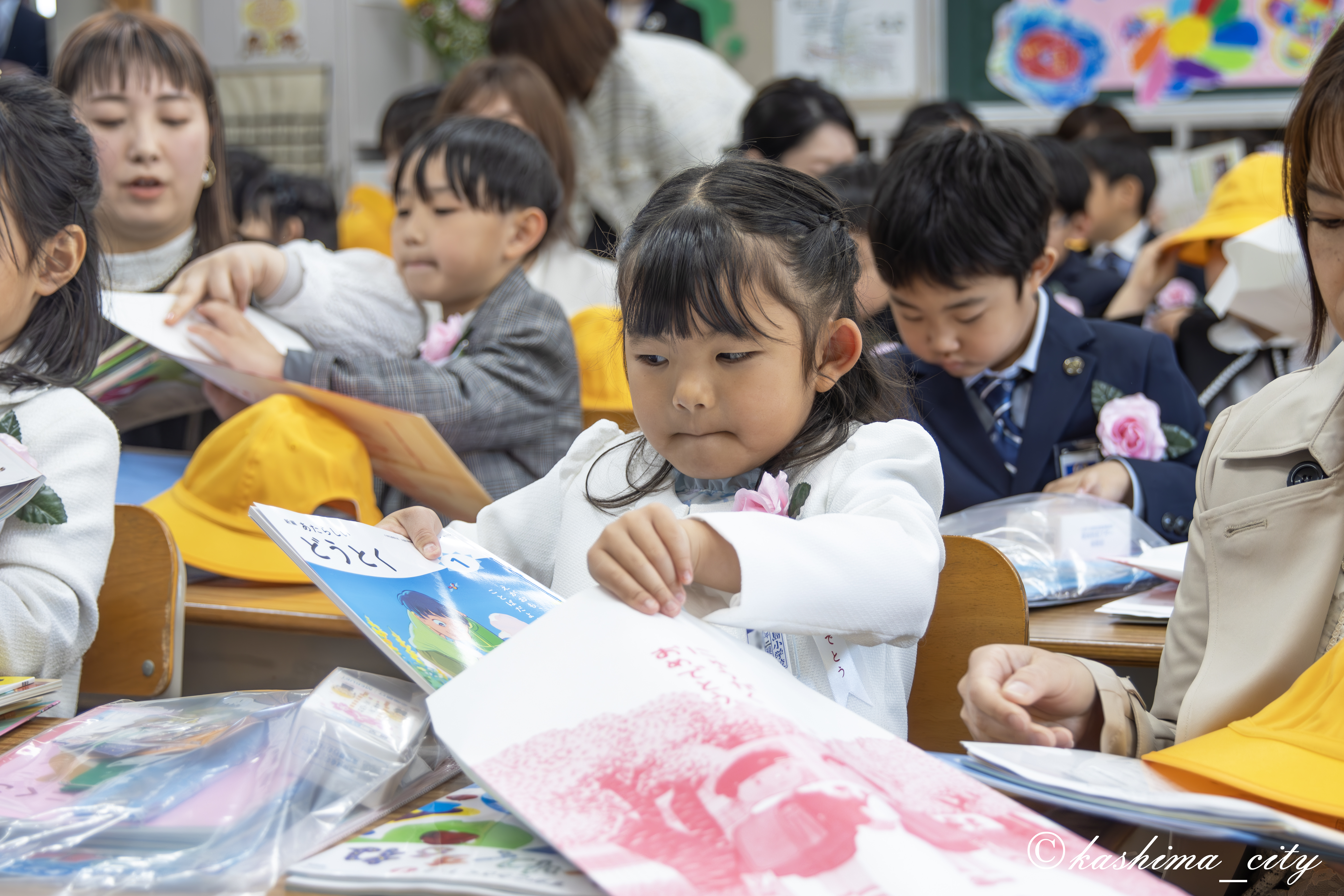 持ち物を袋に入れる小学生