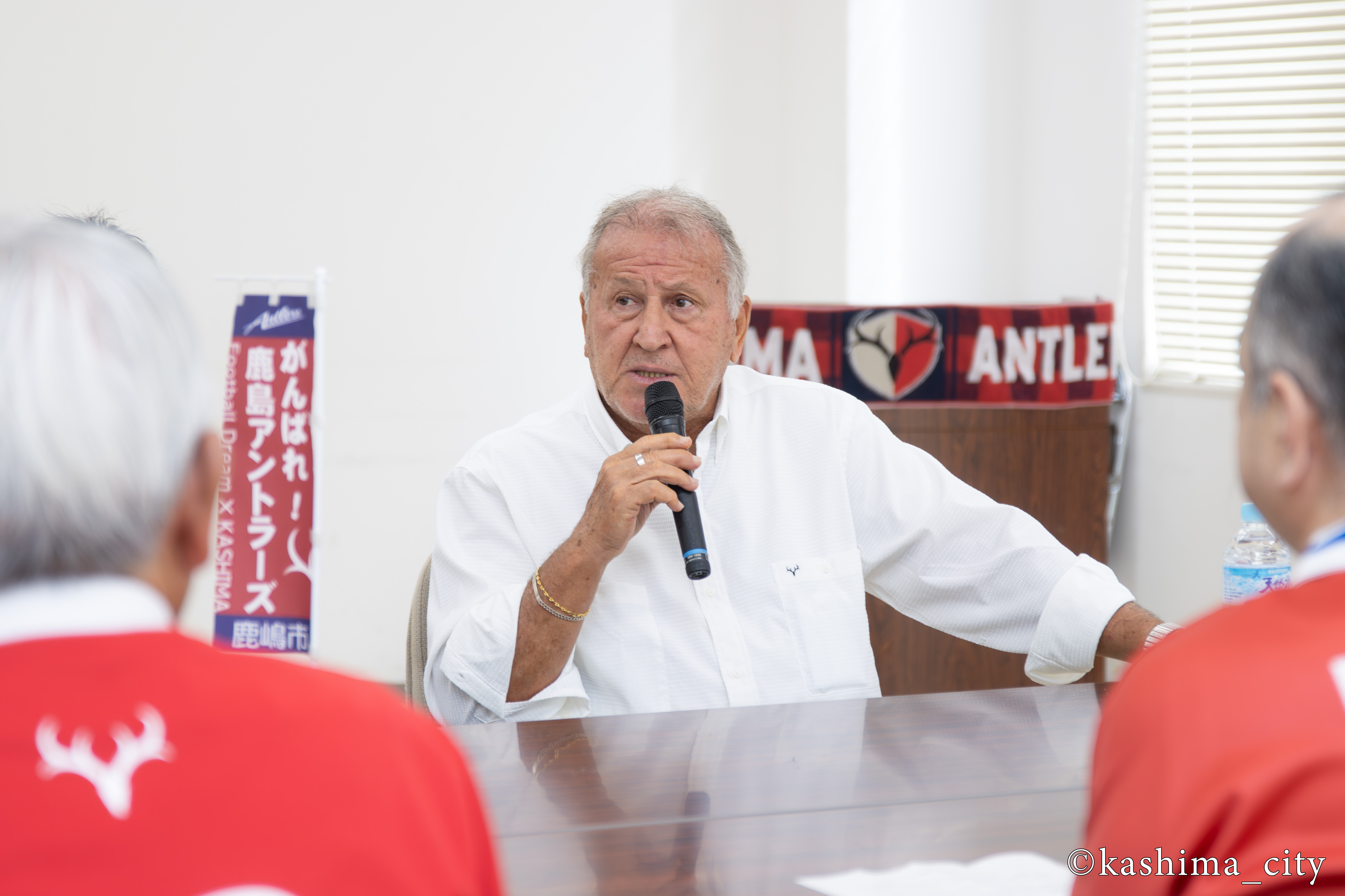 歓談するジーコ氏