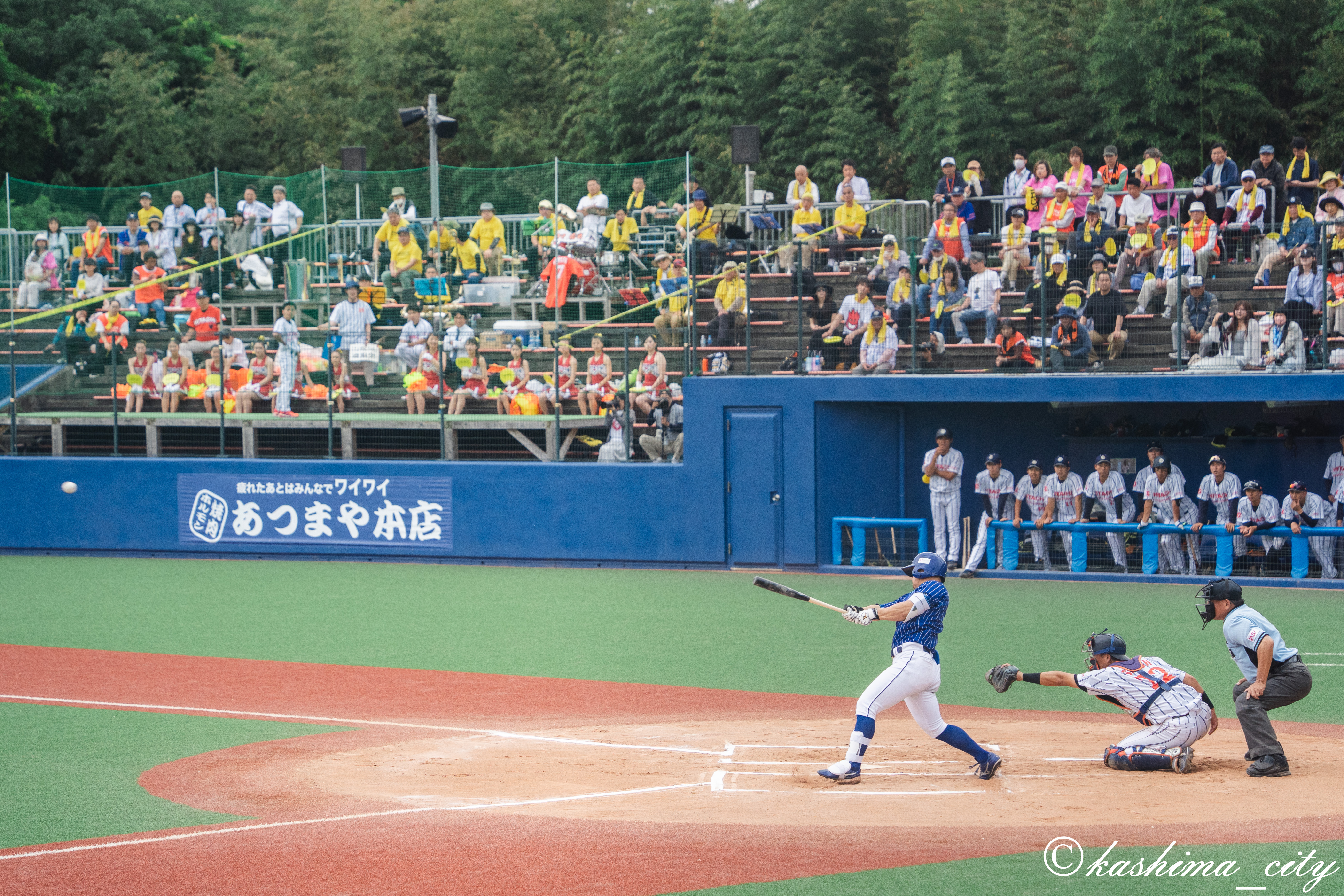 10回タイブレーク決勝打となる2ベースヒットを打つ生田目選手