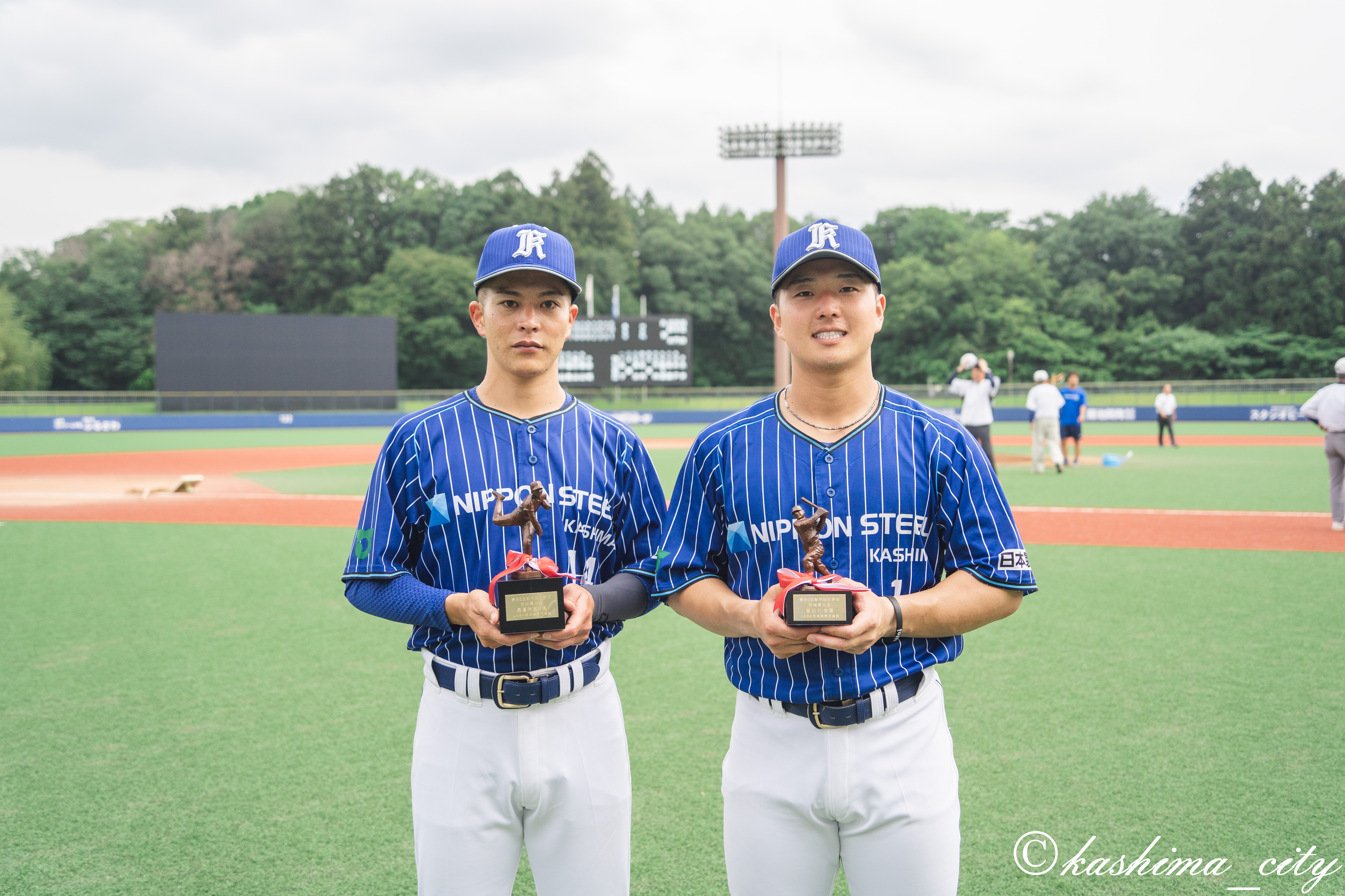 最高殊勲選手賞を受賞した諸見里投手（左）、首位打者賞を受賞した生田目選手（右）