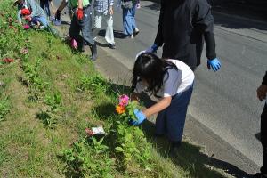 ひょくに馳走を摘む子ども