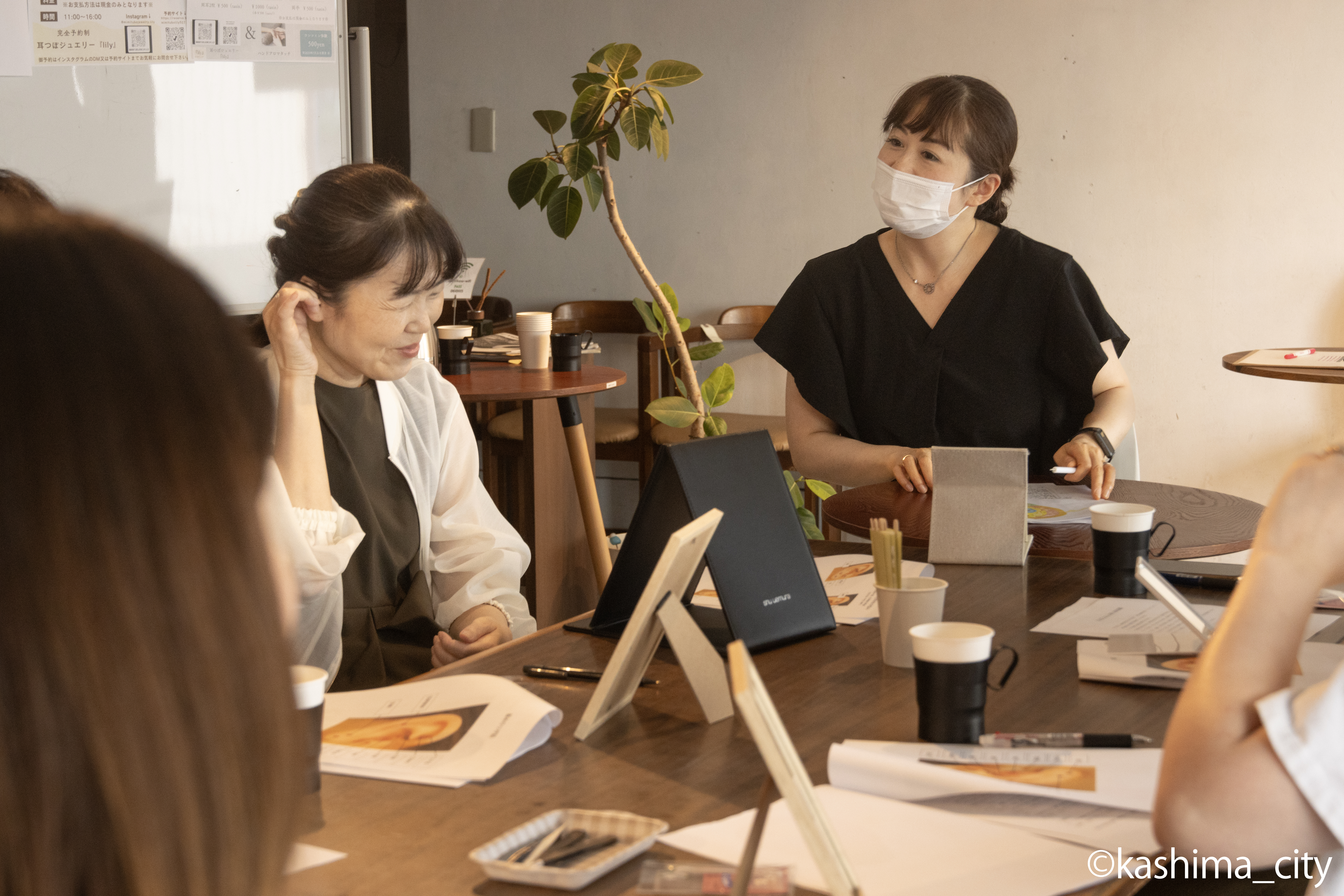 講師と参加者が笑顔で話す様子