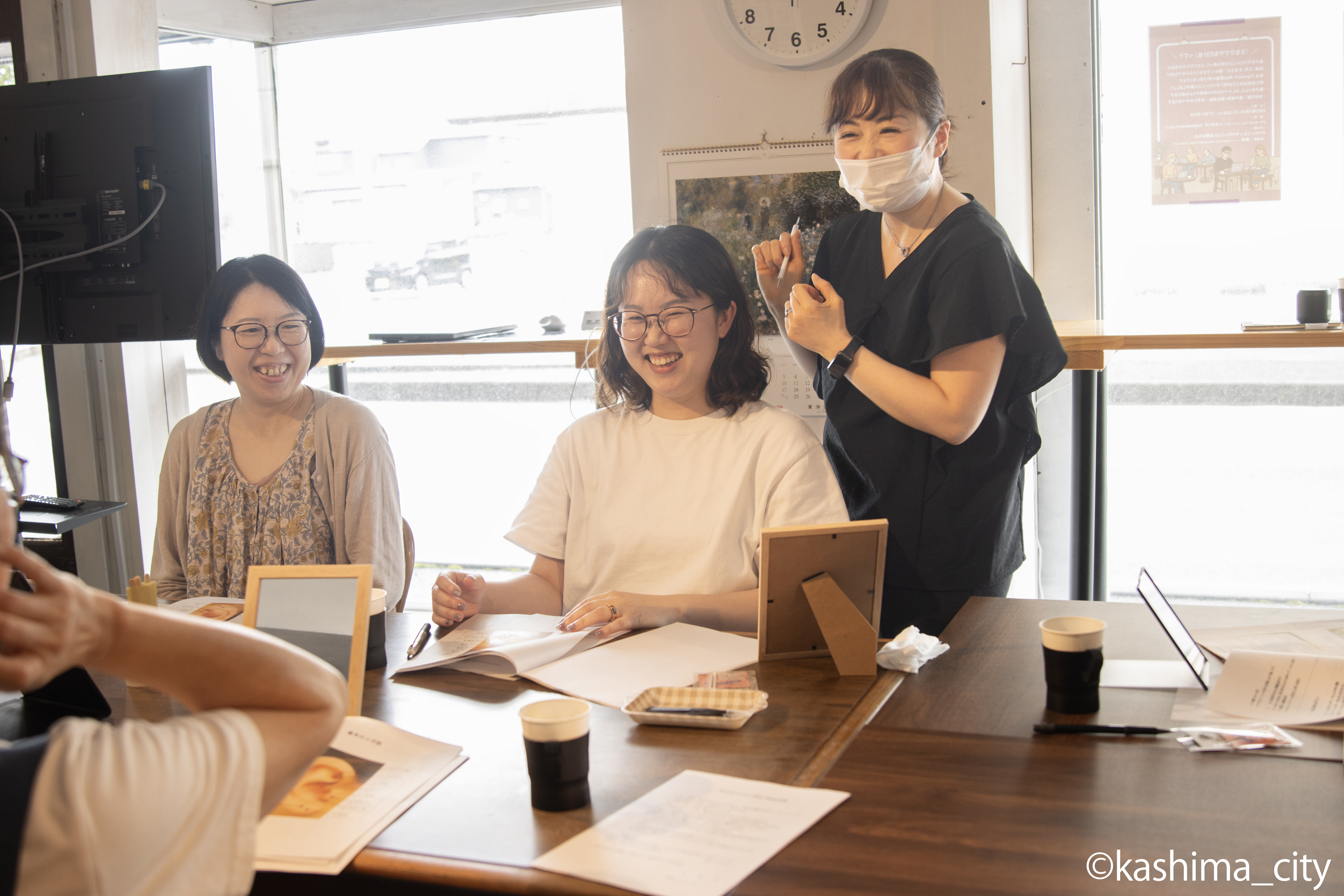 笑顔の講師と参加者の2人