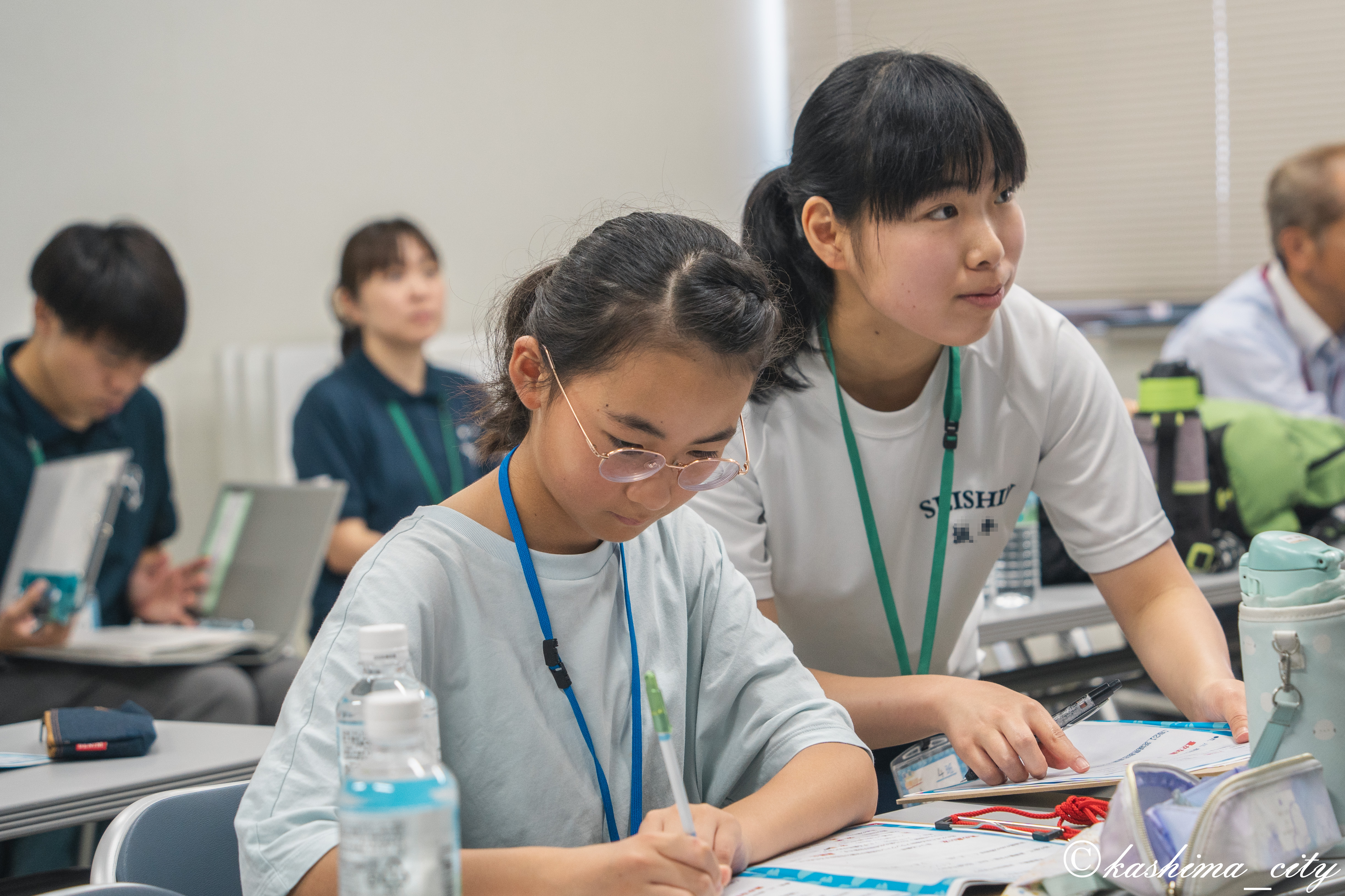 講義中の子どもとボランティアの高校生