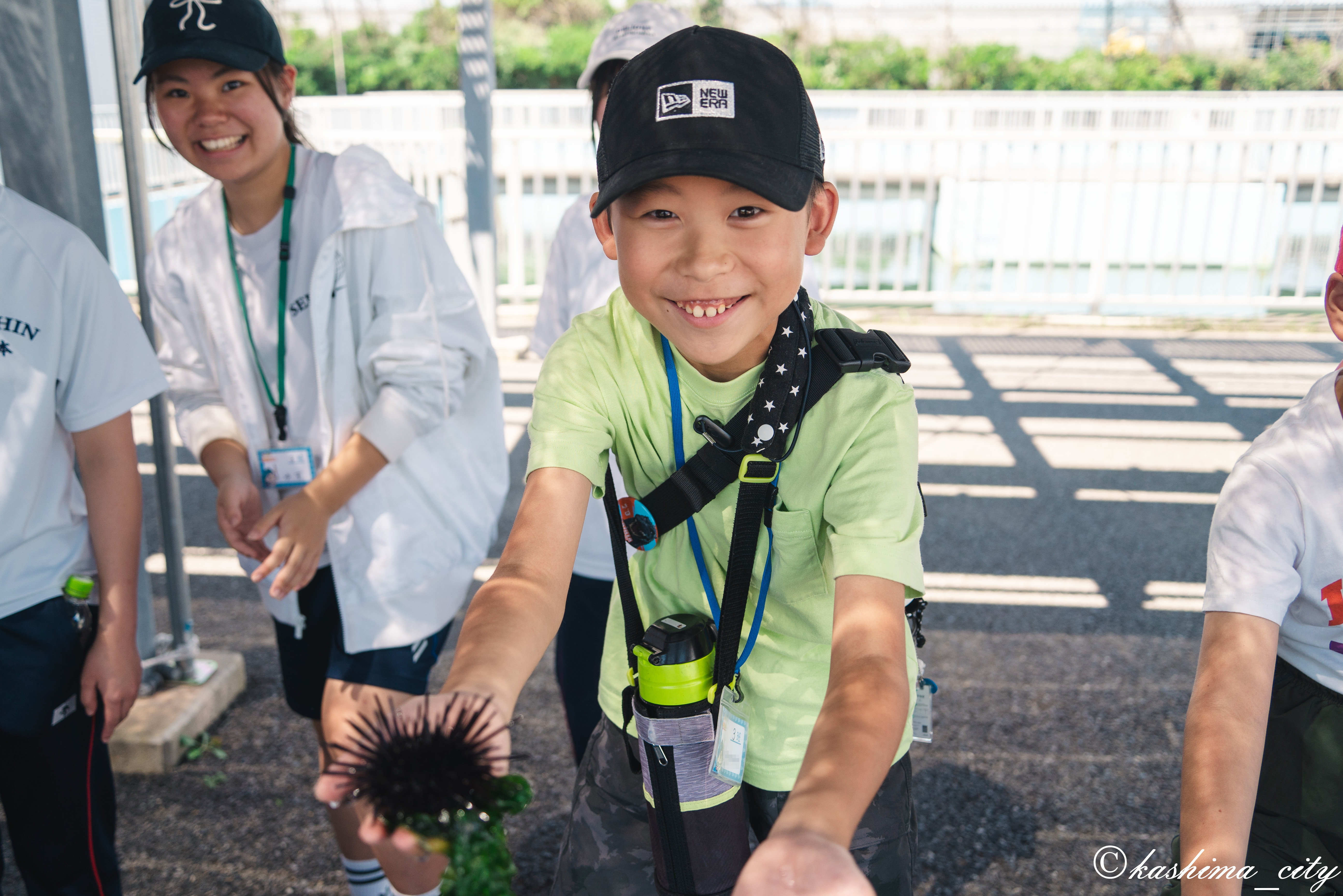 ウニを手に取る子ども②