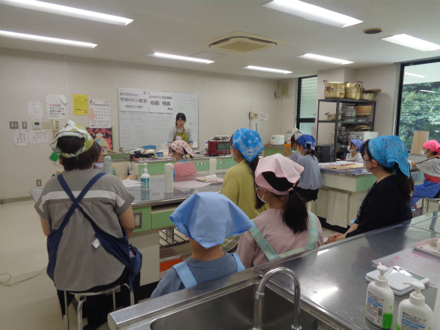 先生の説明を聞く親子