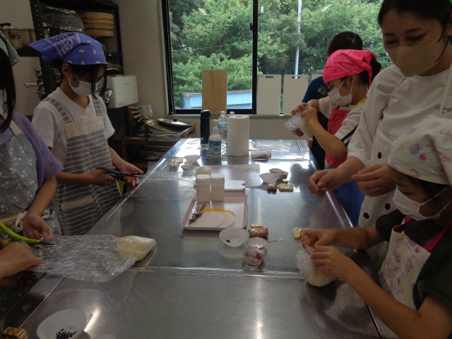 パンを成型する親子