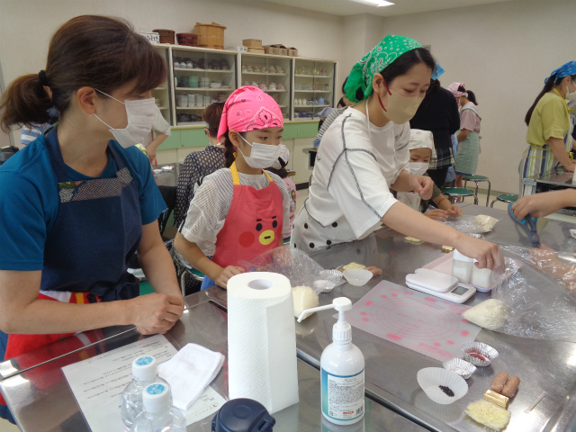 パン生地を成型する親子