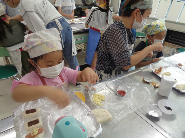 パン生地を並べる子ども