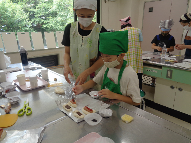 ソーセージパンを作る親子