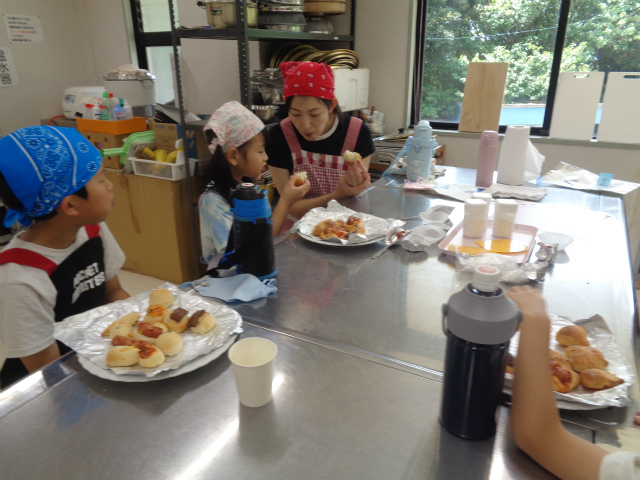 出来上がったパンを食べる親子