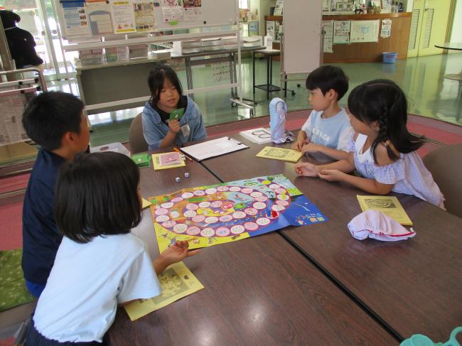 豊郷すごろくで遊んでいる様子です。