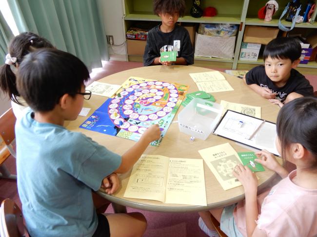 豊郷すごろくで遊んでいる子ども達の様子です。