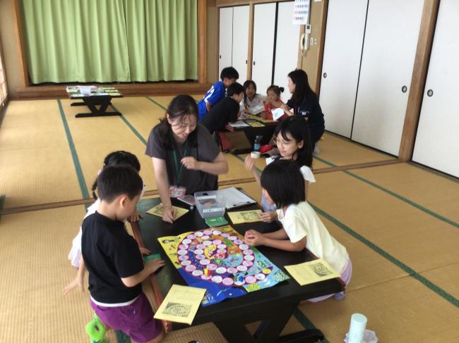 豊郷すごろくで遊んでいる子ども達のう様子です。