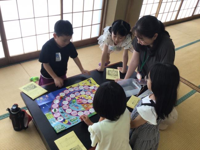 すごろくのこまを進める子ども達の様子です。