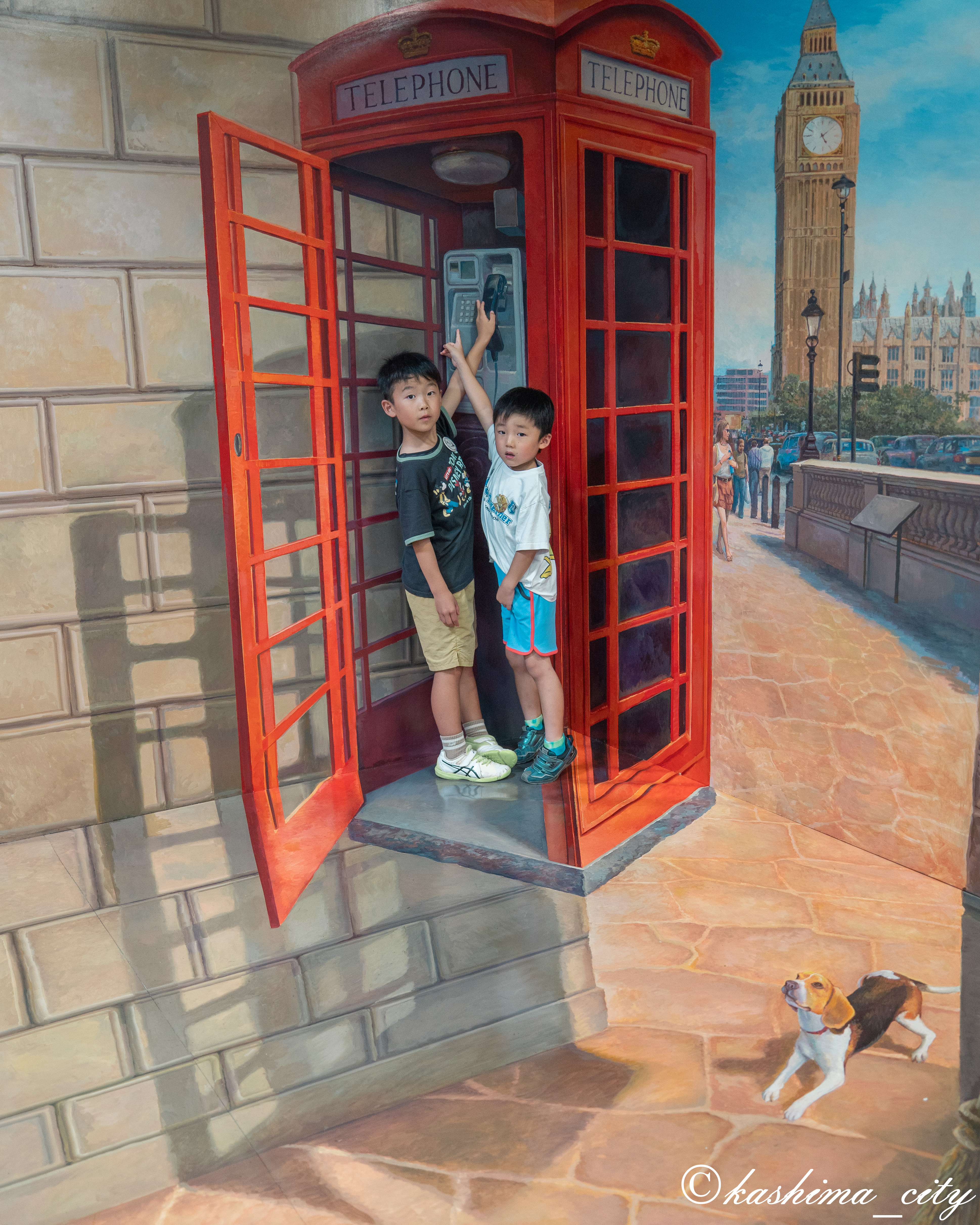 宙に浮く公衆電話のトリックアート
