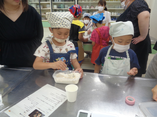 パン生地を混ぜる子ども