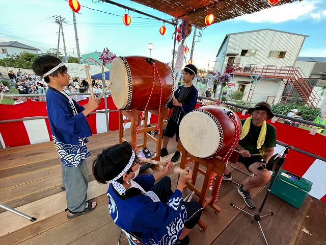 やぐら太鼓叩きの様子