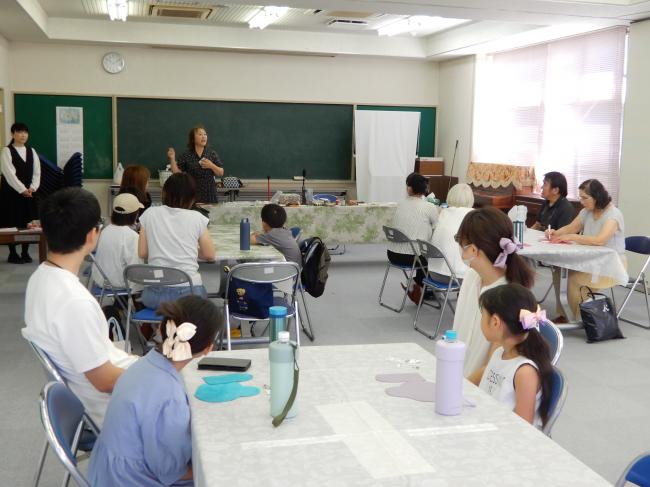 レザークラフト体験教室のスタート。先生が説明しています。