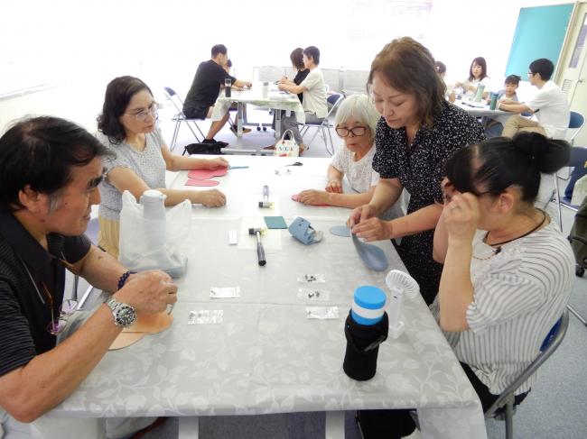 先生がグループごとに説明しているところです。