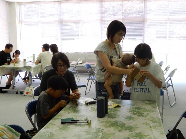 キーケースを作っている児童の様子です。