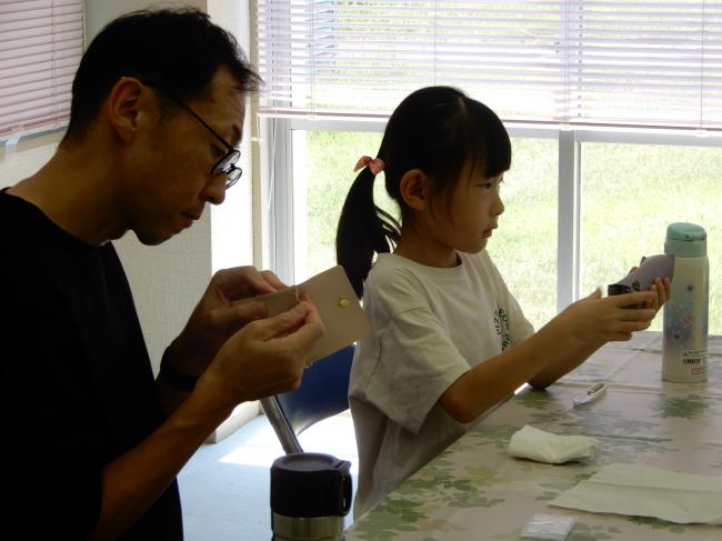 キーケースとアコーディオンポーチを親子で作っている様子です。