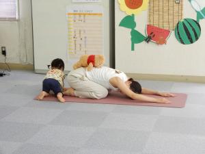 先生と一緒にポーズ