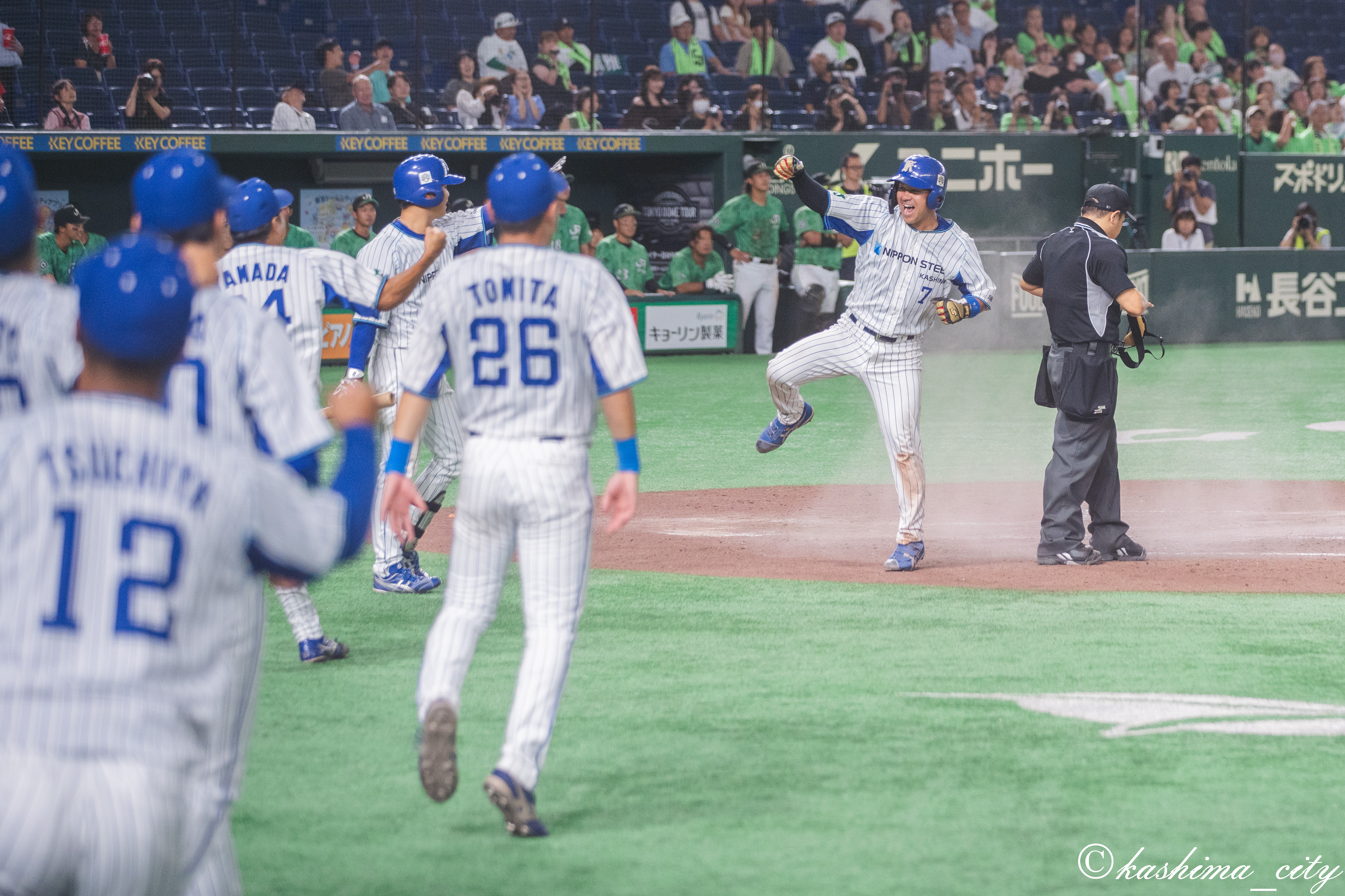 1回戦 延長10回で勝利の瞬間に喜びを爆発させる選手たち