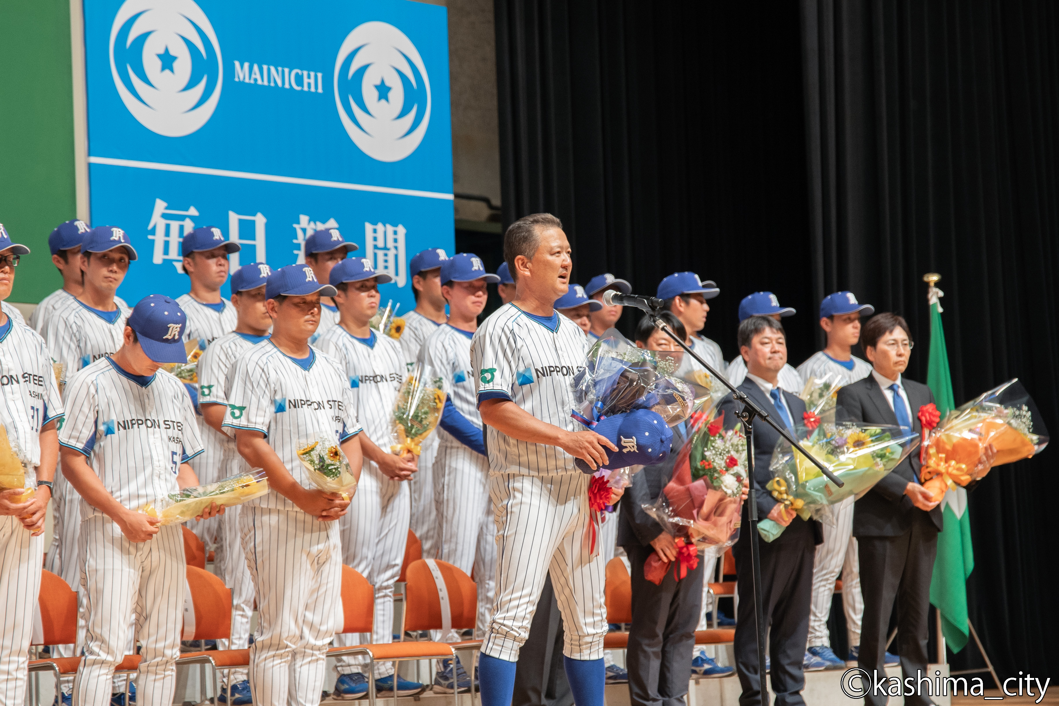 市民壮行会で決意表明する藤澤監督