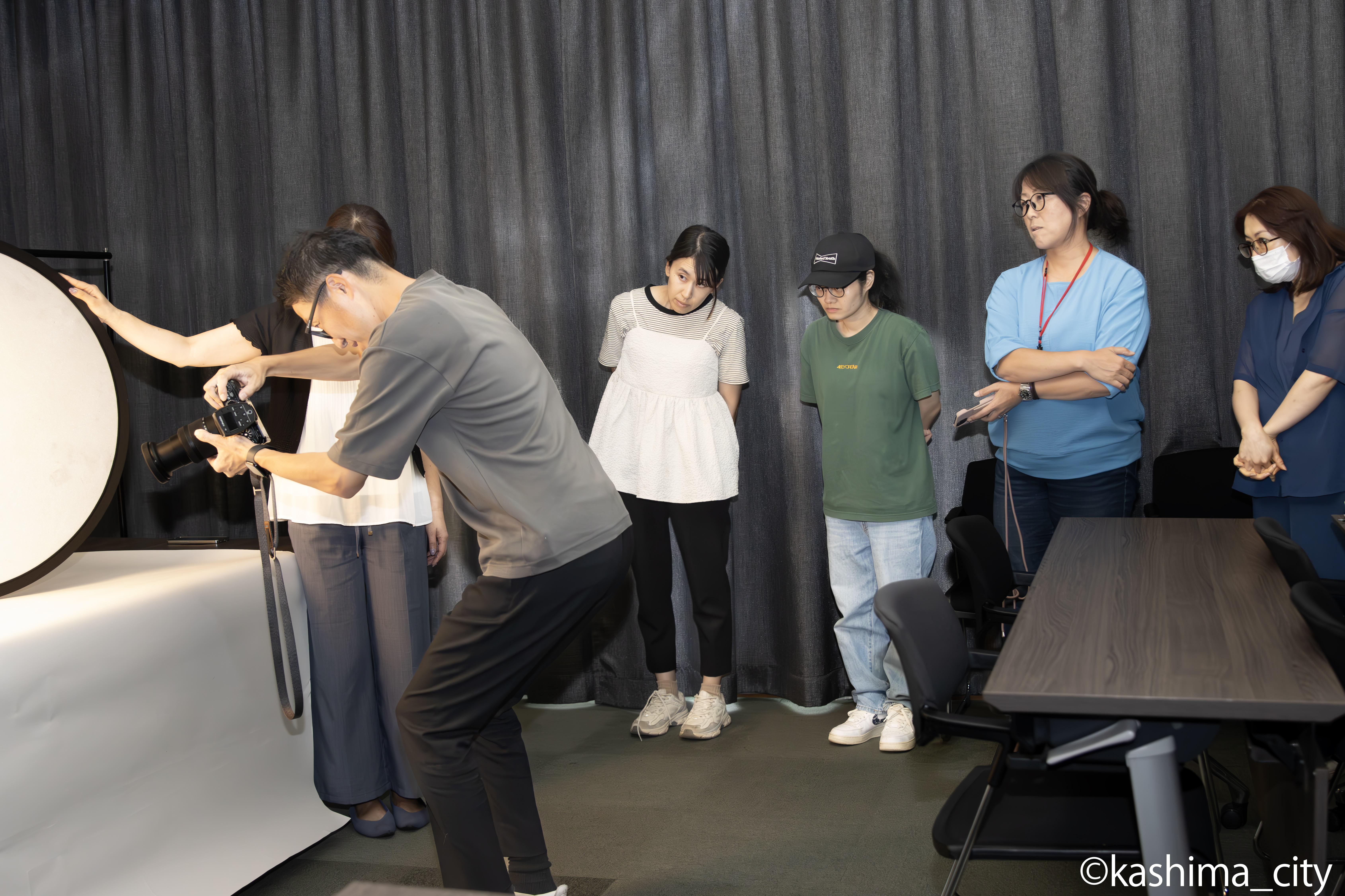 撮影の仕方の見本を観察する受講生