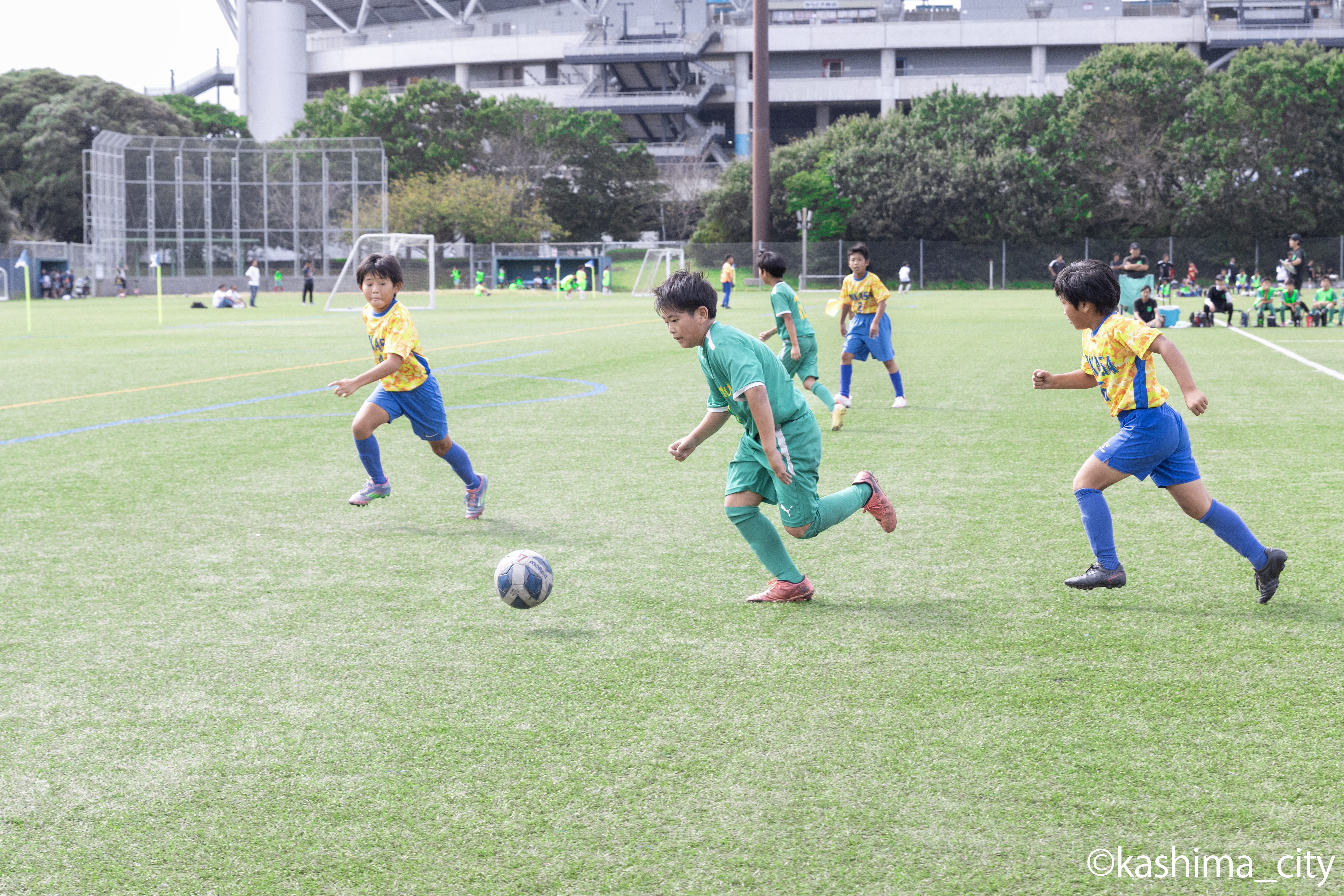 小学生の部決勝ボールを保持したままゴールに向かう