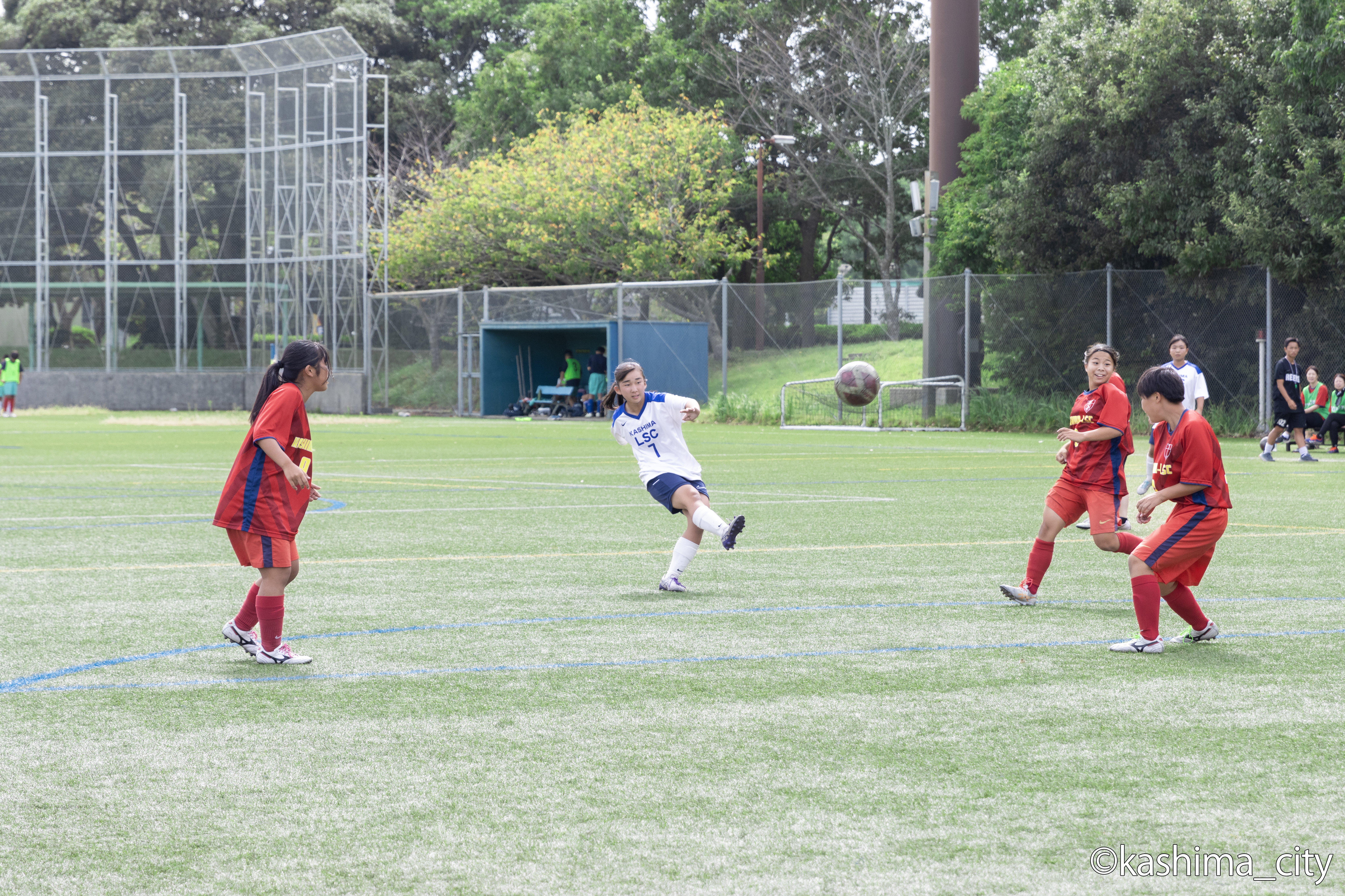 レディースの部決勝シュートを打つ様子