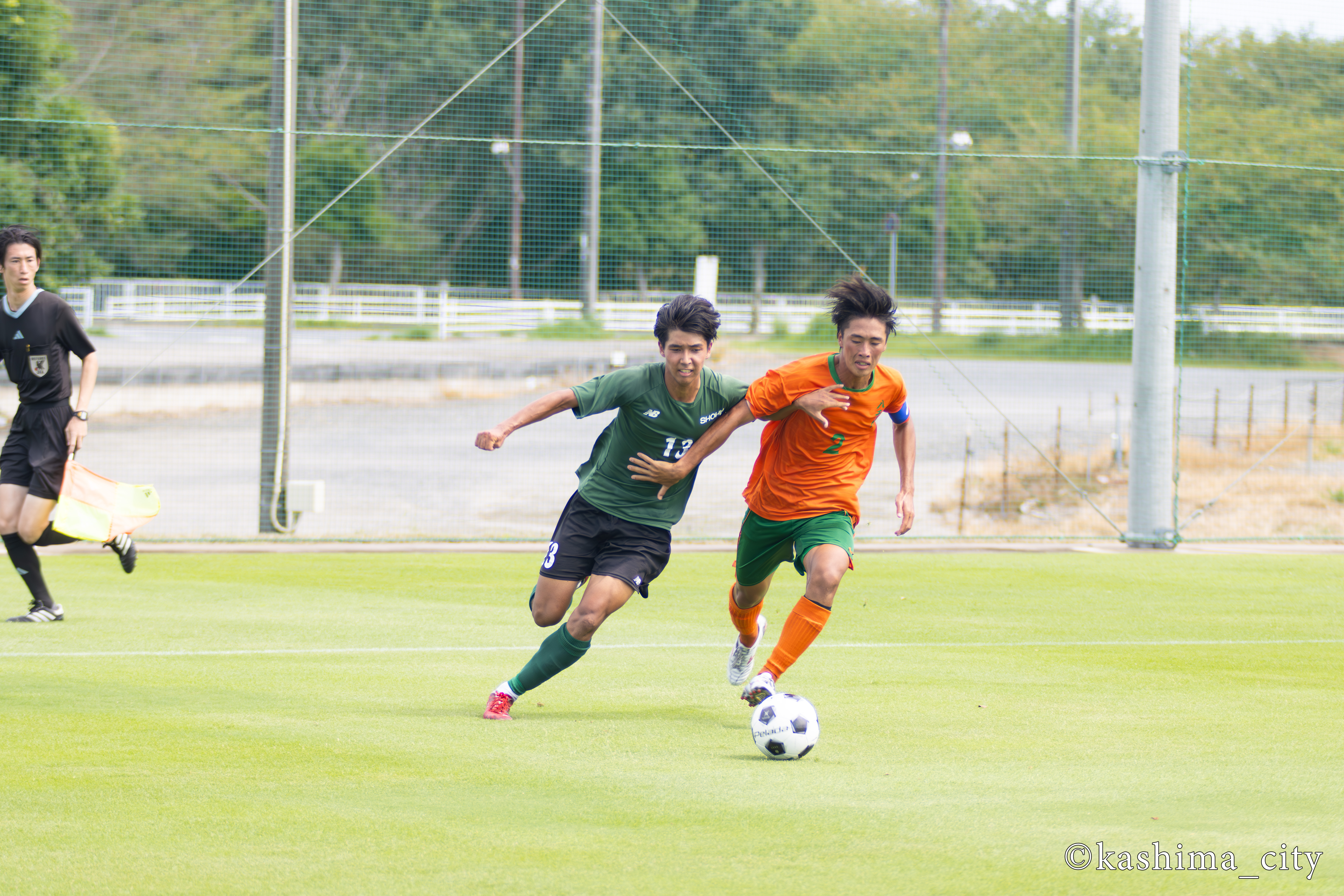 ボールを奪い合う昌平高校と八千代高校の選手