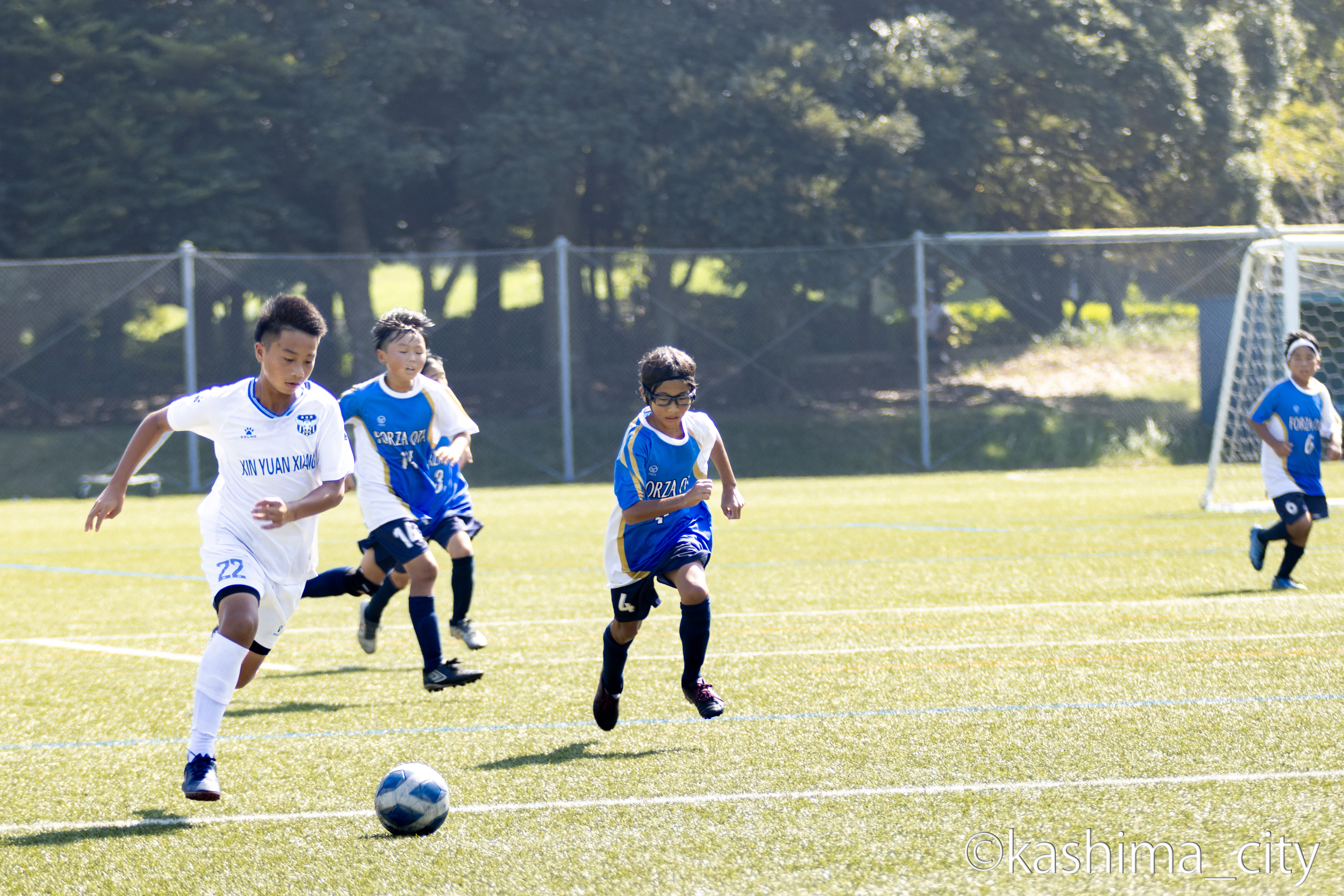 ドリブルをする選手