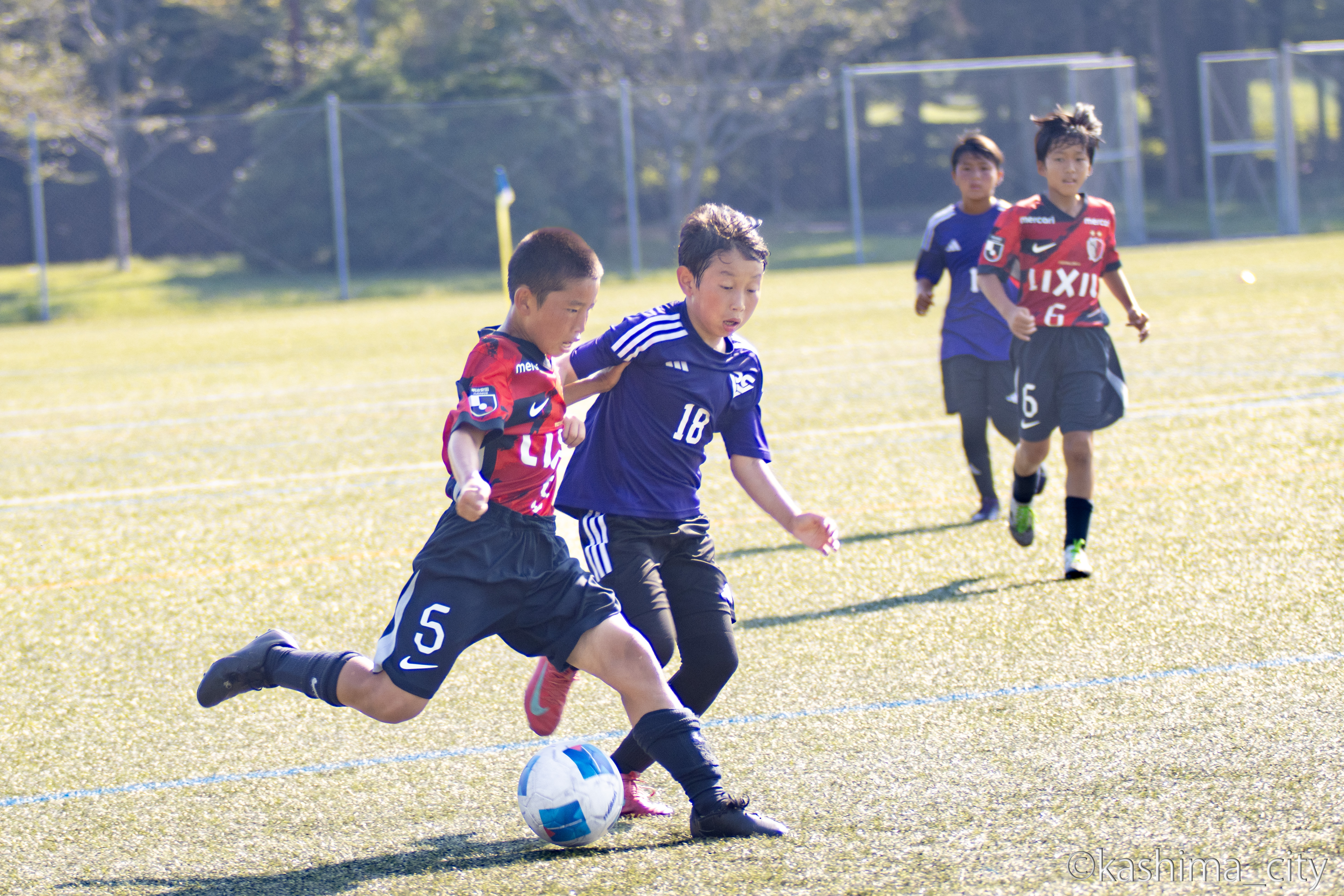 ボールを蹴る鹿島アントラーズジュニアの選手