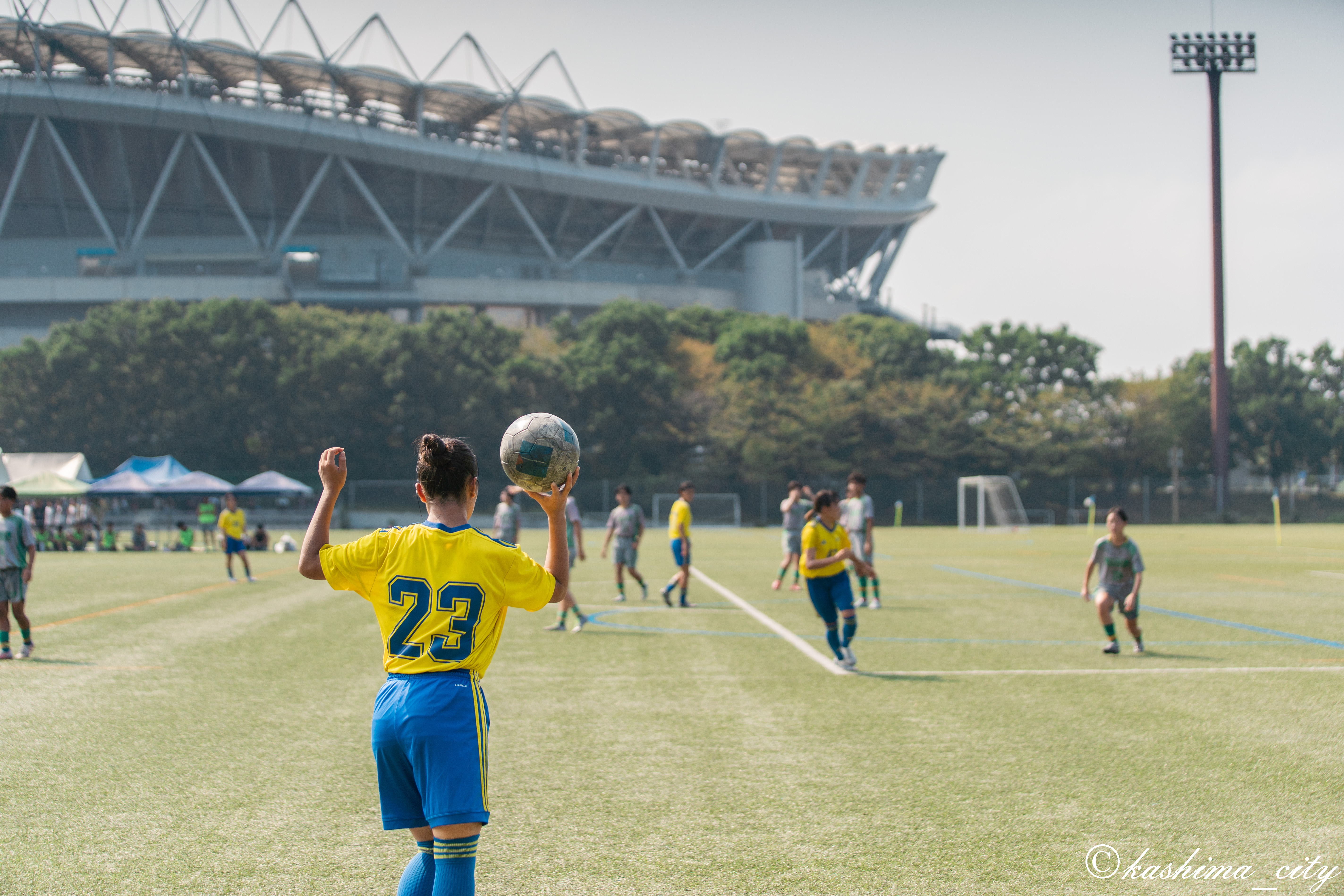 スローイングを投げようとする鹿島学園の選手