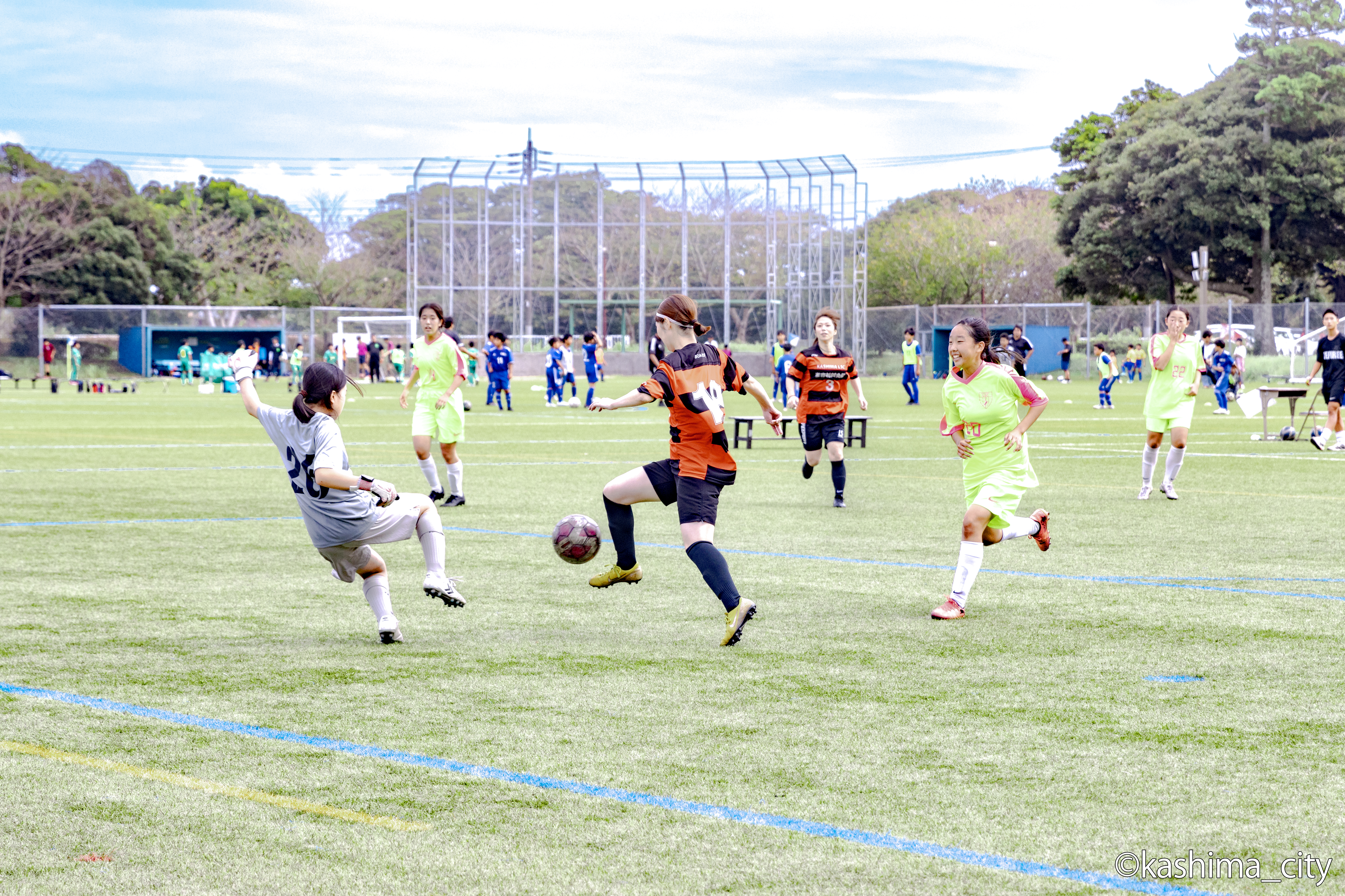 レディースの部3位決定戦でシュートを止めに行くキーパー